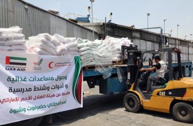 وصول سفينة إماراتية إلى ميناء المكلا تحمل مساعدات غذائية وأدوات مدرسية لأهالي حضرموت