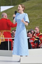 لورا ماين تغني خلال مراسم إحياء الذكرى الثمانين ليوم النصر على اليابان في حديقة النصب التذكاري الوطني، في بريطانيا. (رويترز)