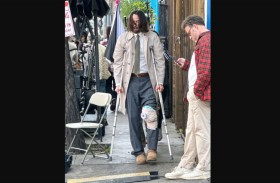 بعكازين.. كيانو ريفز يثير قلق جمهوره