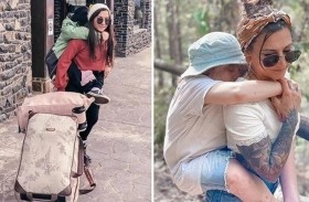 تسافر حول العالم وهي تحمل ابنها على ظهرها