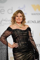 الممثلة المصرية يسرا تظهر على السجادة الحمراء خلال حفل افتتاح مهرجان القاهرة السينمائي الدولي السادس والأربعين، في القاهرة. ا ف ب