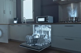 غسالة أطباق توفر الماء والكهرباء والمنظفات