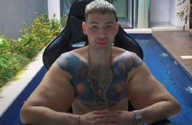 باباي روسي يستخدم الزيت لتضخيم عضلاته