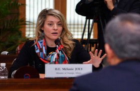 كندا تفرض عقوبات على وسائل إعلام وصحفيين روس 