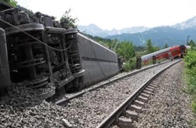 خروح قطار عن مساره بسبب انهيار أرضي