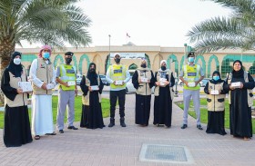 شرطة الشارقة بالتعاون مع الهلال الأحمر توزع وجبات إفطار صائم في مدن الإمارة