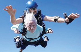 وفاة أكبر معمرة قفزت بالمظلة