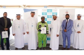 بلدية مدينة أبوظبي تزين جدران وطاولات بازار مصفح بلوحات فنية وتنفذ حملة نظافة عامة