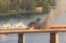 النيران تحاصر ركاب قطار فوق النهر 