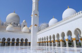 مركز جامع الشيخ زايد الكبير ينفذ مشروع صيانة قباب الجامع