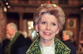 وفاة المؤرخة الفرنسية إيلين دانكوس 