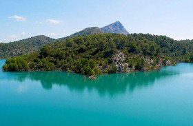 دراسة: التغير المناخي يفقد البحيرات «زرقتها المميزة»