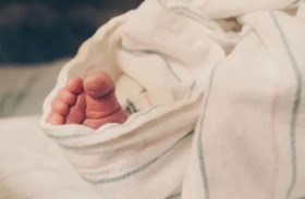 رضيعة تسقط في قدر طعام مغلي 