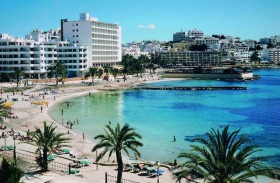 إيبيزا.. بين ضائقة اقتصادية وهدوء غير مألوف 