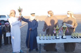 مجلس أولياء أمور الطلبة والطالبات بالمنطقة الوسطى يدعم سباق الصقور الثالث بالذيد ويتوج الفائزين