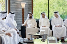 محمد بن راشد يقدم واجب العزاء في وفاة فاطمة بنت سعيد الكندي