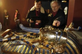 مرممون مصريون يعيدون لكنز توت عنخ آمون بريقه 