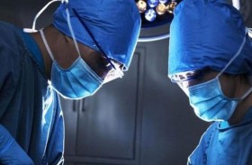 جراح يستعرض أشياء غريبة استخرجها من أجساد مصابين