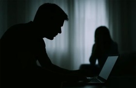 السجن لرجل تجسس على حاسوب زوجته