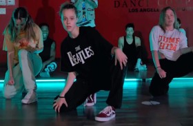 ابنة براد وأنجلينا تدهش الجمهور بالرقص