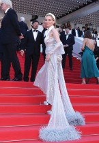 الممثلة الألمانية ديان كروجر لدى حضورها عرض فيلم «أمروم» في مهرجان كان السينمائي. (ا ف ب)