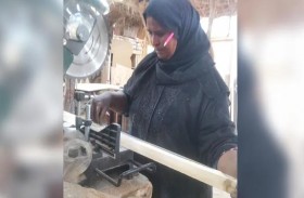 أم محمد.. 20 عاما من الصبر مع النجارة ودهان الحوائط