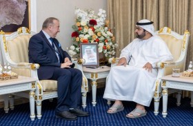 ولي عهد الفجيرة يطلع على كتابَين نادرَين في مجال الفنون الإسلامية