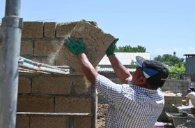 قيرغيزستان .. منازل من قشور الأرز توفر بديلا مستداما للأسمنت