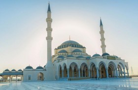مسجد الشارقة .. تحفة معمارية ومنارة إسلامية