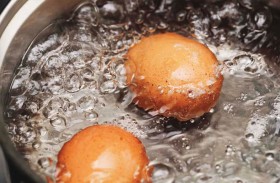 وداعاً للماء المغلي.. حيل سريعة وذكية لسلق البيض