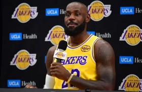 ليبرون جيمس يغيب عن ليكرز لأسابيع بسبب الإصابة