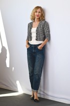 الممثلة باسكال أربيلو خلال جلسة تصوير لفيلم   Vivants  On the Pulse الذي تم عرضه خارج المنافسة في الدورة الثمانين لمهرجان البندقية السينمائي (ا ف ب)