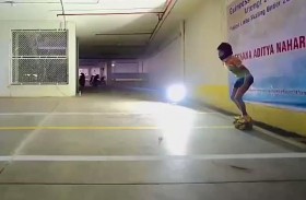 طفلة تدخل غينيس بالتزلج تحت 20 سيارة 