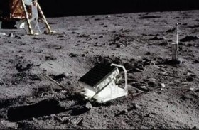 قرص ذاكرة يحتوي 275 لغة إلى القمر للحفاظ على لغات الأرض