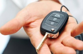 مفتاح سيارة يخترق وجه سيدة 