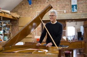 مرمم آلات بيانو يعرض مجموعة نادرة في مزاد