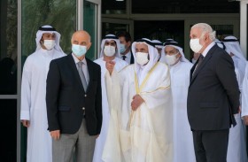 سلطان القاسمي يتفقد عددا من المختبرات والعيادات الحديثة في كلية طب الأسنان بجامعة الشارقة