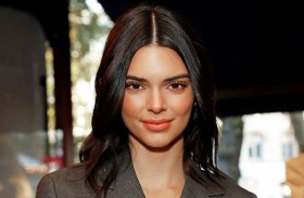 كيندال جينير تظهر الزينة الميلادية في بيتها