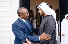 رئيس الدولة ورئيس غينيا بيساو يبحثان علاقات البلدين ويتبادلان الأوسمة