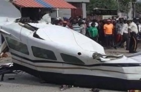 مقتل 6 بتحطم طائرة في شارع مزدحم 