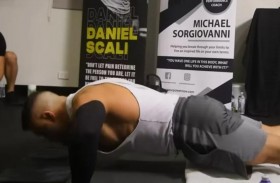 يعاني من مرض نادر يسجل أكبر عدد تمرينات ضغط