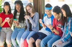 جلوس المراهقين ساعة يومياً يجعله فريسة الاكتئاب 