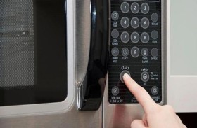 أم تضع رضيعتها في الميكروويف !