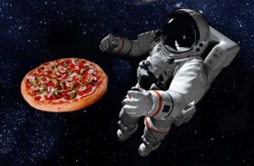 يحضرون البيتزا في محطة الفضاء