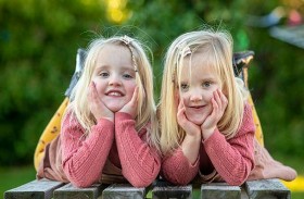 طفلتان توأم تفعلان كل شيء بشكل معاكس لبعضهما