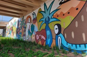 بلدية مدينة أبوظبي تنجز تجميل جدران جسر دلما برسومات إبداعية تحاكي التراث والبيئة الإماراتية