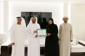 شرطة دبي تكرم امرأة سلّمت مبلغا ماليا عثرت عليه في القرية العالمية