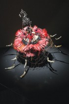 الزهرة المحلية للفنانة البصرية الأمريكية المعاصرة رينا بانيرجي في معرض «أبواب الممكن»، شمال شرق فرنسا. ا ف ب