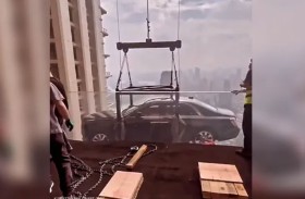  يضع رولز رويس في شرفة شقته