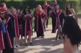 راقصة شرقية في الحرم الجامعي